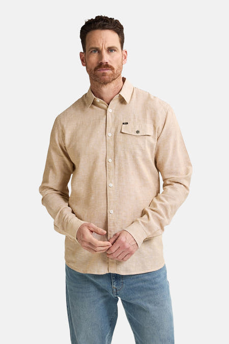 Chemise beige à longues manches de Petrol Industries, avec une poche poitr et et et boutons.