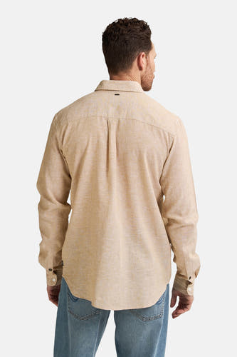 Beige overhemd met lange mouwen van Petrol Industries®, rugaanzicht met plooien en lichtblauwe jeans.
