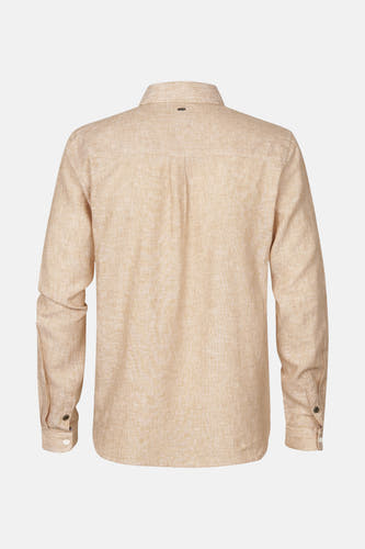 Beige herenoverhemd met lange mouwen van Petrol Industries, achterkant met subtiele plooien en een knoop op de kraag.