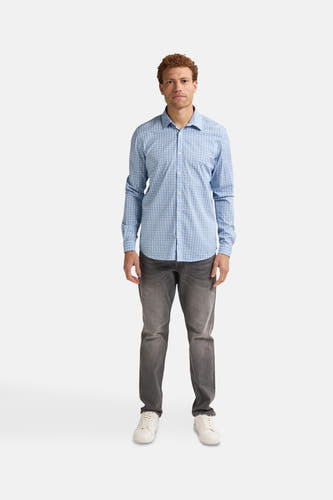 Blauw overhemd met lange mouwen van Petrol Industries®, met een subtiele print en gedragen met grijze jeans.
