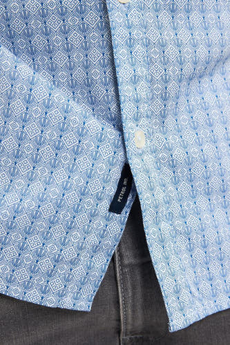 Blauw overhemd met lange mouwen van Petrol Industries, met een grafisch patroon en knoopsluiting.
