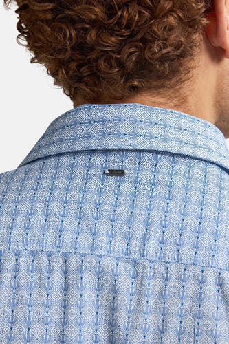 Blauw overhemd met lange mouwen van Petrol Industries, met een geometrisch patroon op de achterkant.
