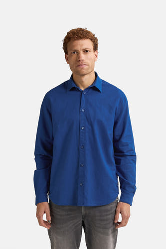 Blauw overhemd met lange mouwen van Petrol Industries, effen en gedragen met een grijze jeans.