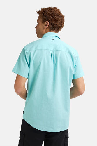Turquoise heren overhemd met korte mouwen van Petrol Industries®, rug aanzicht, met zwarte broek.