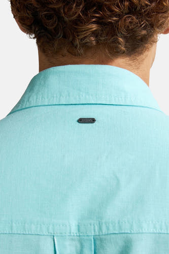 Turquoise overhemd met korte mouwen van Petrol Industries, met merklogo detail op de rug.
