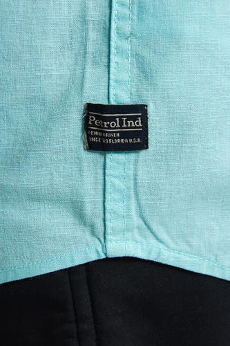 Turquoise overhemd met korte mouwen van Petrol Industries, met een textuurweefsel en een label.