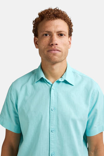 Turquoise herenoverhemd met korte mouwen van Petrol Industries®, effen stof en knoopsluiting.
