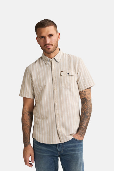 Beige gestreept overhemd met korte mouwen van Petrol Industries, met borstzak en gedragen op een jeans.