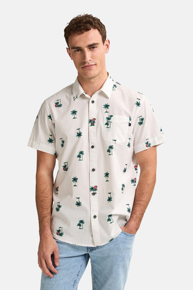 Chemise blanche à manches courtes de Petrol Industries®, avec un motif tropical et une poche poitrine.