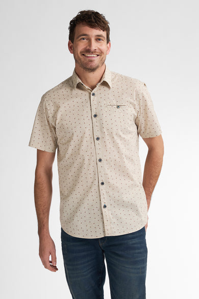Chemise beige à manches courtes de Petrol Industries, avec un motif subtil de petits arbres.