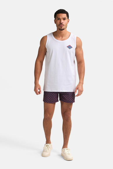 T-shirt blanc de Petrol Industries, avec un petit logo sur la poitrine, porté avec des shorts bleus foncés.