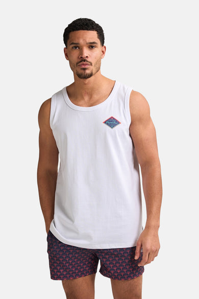 T-shirt blanc de Petrol Industries avec un petit logo en forme de losange sur la poitrine, associé à un short à volants.
