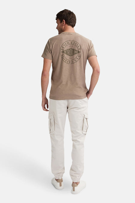 T-shirt brun à manches courtes de Petrol Industries, avec une impression ronde sur le dos.