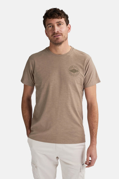 T-shirt brun à manches courtes de Petrol Industries®, avec un col rond et un logo sur la poitrine.