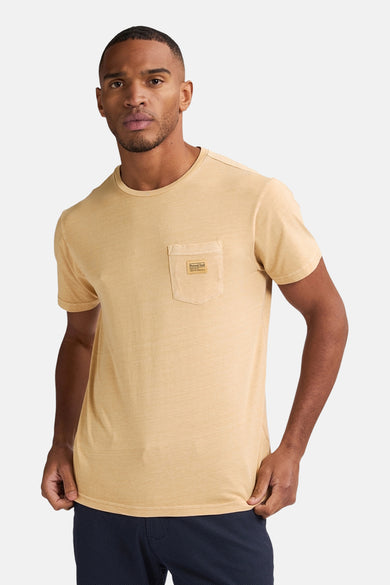 T-shirt jaune à manches courtes de Petrol Industries, avec détail de poche devant et design simple.