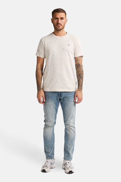 Ecru T-shirt met korte mouwen van Petrol Industries, met gemêleerd effect, gedragen met een jeans en sneakers.
