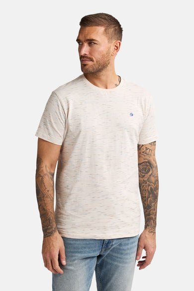 Ecru T-shirt met korte mouwen van Petrol Industries®, met een gemêleerd patroon en blauw logo op de borst.