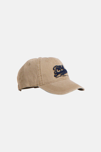 Beige pet van Petrol Industries met een donkerblauwe merk applicatie op de voorkant.
