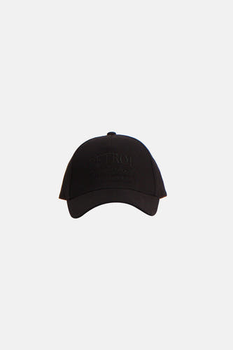 Bonnet noir de Petrol Industries avec sangle réglable à l'arrière.
