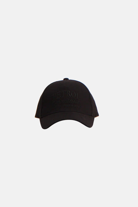 Bonnet noir de Petrol Industries avec sangle réglable à l'arrière.