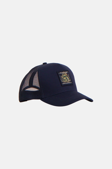 Blauwe pet van Petrol Industries, met mesh achterkant en een vierkante patch.
