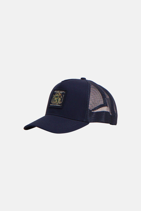 Blauwe muts van Petrol Industries®, met een camouflage badge op de voorkant en een mesh achterkant.