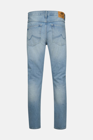 Jean tapered en denim bleu clair de Petrol Industries, avec des poches arrière visibles.