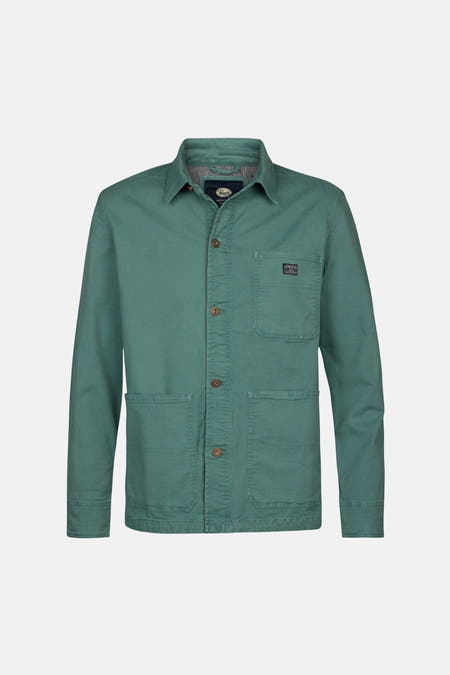 Chemise verte à longues manches de Petrol Industries, avec une poche po po et deux poches latérales.