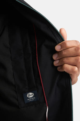 Zwarte korte jas van Petrol Industries, met zichtbare binnenkant van de jas en labeldetail.