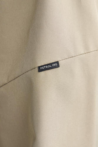 Beige korte jas van Petrol Industries, met een klein label aan de voorkant.
