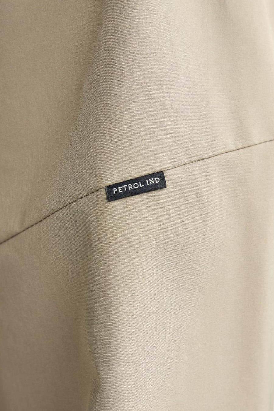 Beige korte jas van Petrol Industries, met een klein label aan de voorkant.
