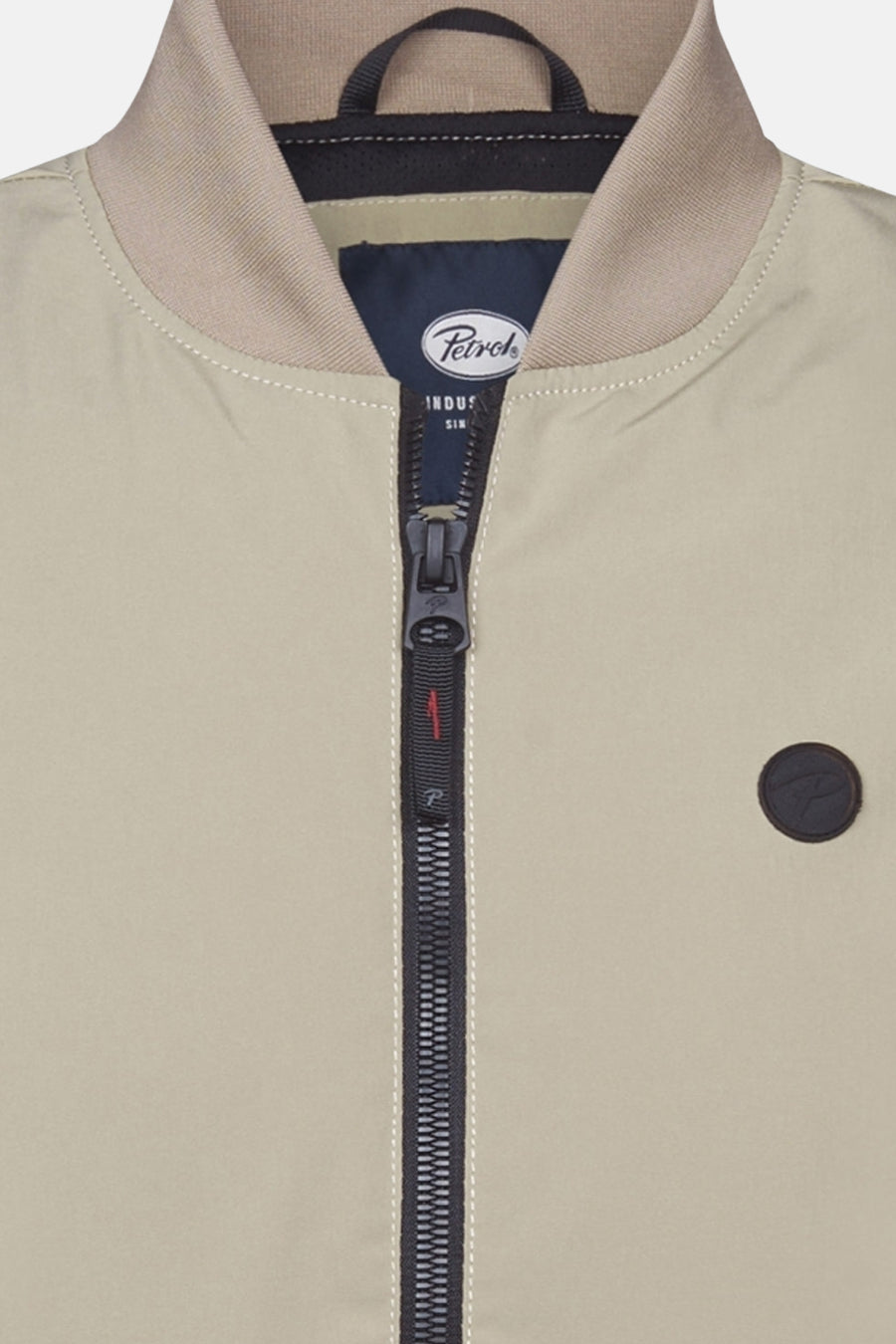 Beige korte jas van Petrol Industries met een zwarte ritssluiting en ronde patch.
