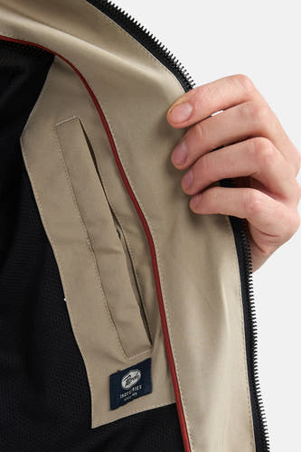 Beige korte jas van Petrol Industries, met een binnenvoering van mesh en een rode accentstreep.

