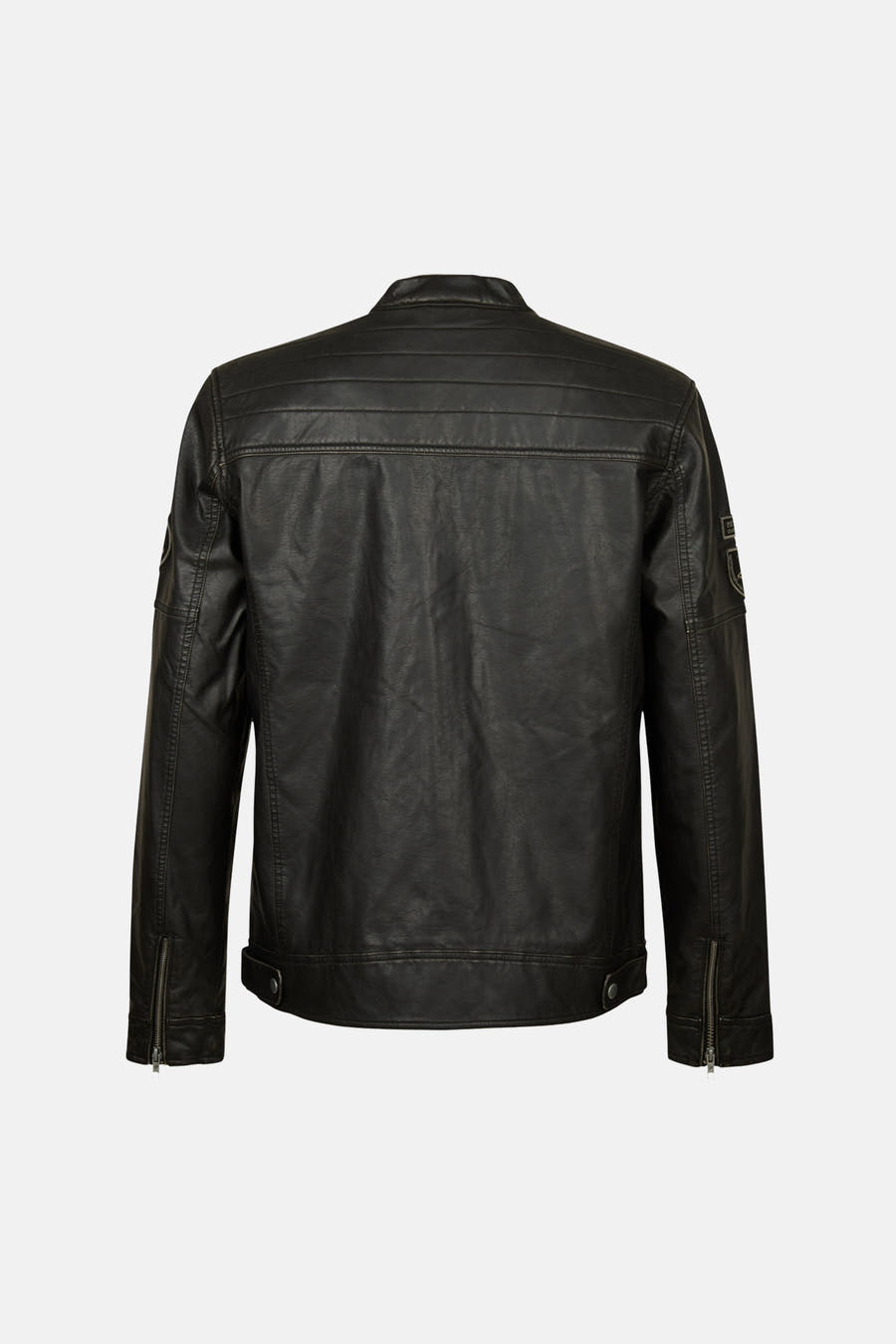 Zwarte jas van Petrol Industries, met ritssluitingen op de mouwen en applicaties op de bovenarm.