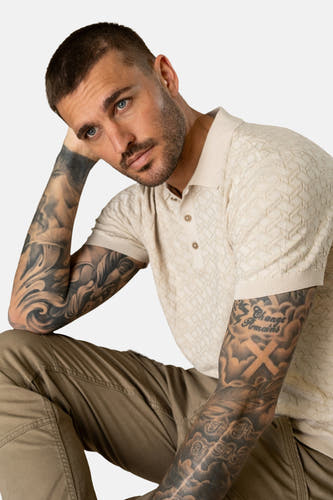 Ecru poloshirt met korte mouwen van Petrol Industries, met een subtiel patroon en zichtbare tatoeages.