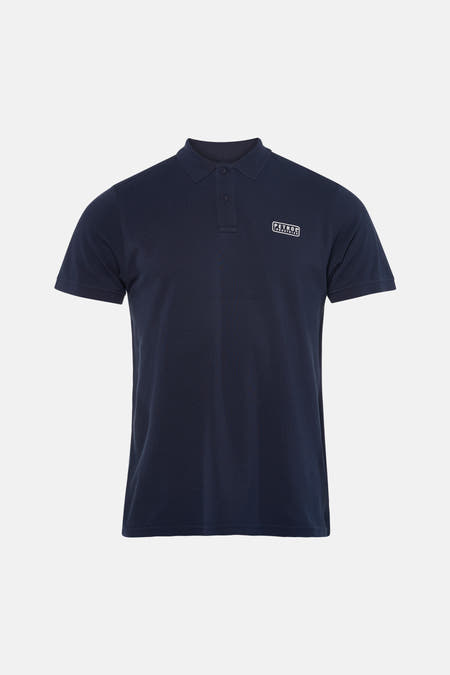 Blauw poloshirt met korte mouwen van Petrol Industries, met een klein logo op de borst.
