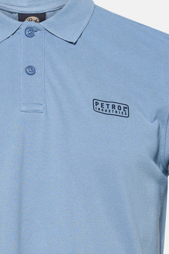 Blauw poloshirt van Petrol Industries, met een klein logo op de borst.