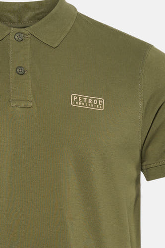 Polo verte de Petrol Industries à manches courtes, avec une patte de boutonnage et un écusson logo sur la poitrine.