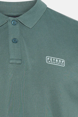 Polo verte de Petrol Industries, avec fermeture à boutons et un petit logo sur la poitrine.