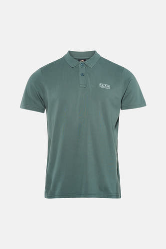 Polo verte de Petrol Industries à manches courtes avec un logo sur la poitrine, portée avec un jean clair et des baskets.
