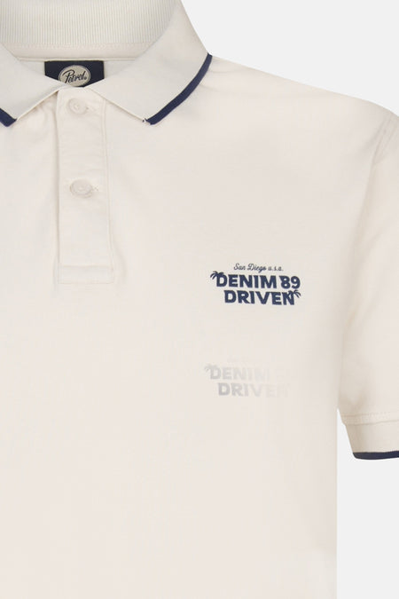 Ecru polo met korte mouwen van Petrol Industries, met een donkerblauwe rand op de kraag en mouwen en een geborduurde tekst.
