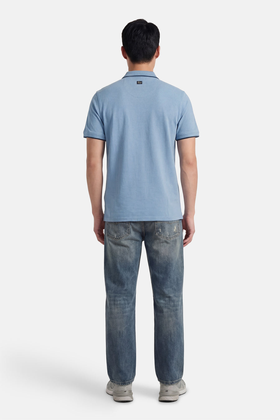 Blauw poloshirt met korte mouwen van Petrol Industries®, met een effen kleur en donkere boorden, gezien van achteren.
