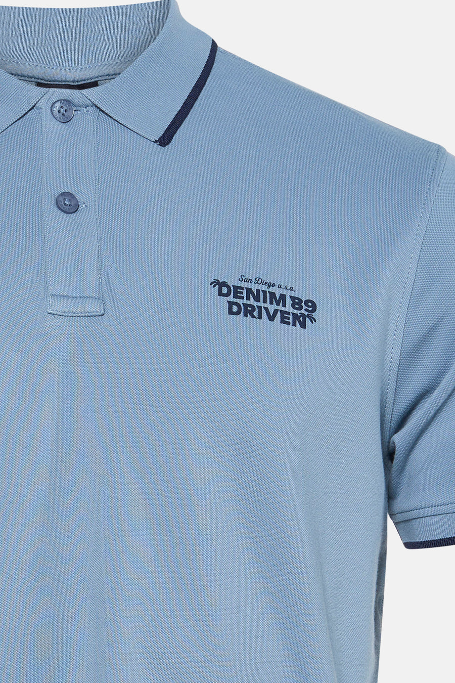 Blauw poloshirt met korte mouwen van Petrol Industries, met een donkerblauwe bies langs de kraag en mouwen en een kleine opdruk.
