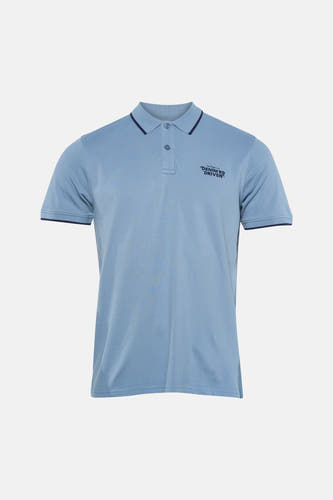 Blauw poloshirt met korte mouwen van Petrol Industries, afgewerkt met marineblauwe accenten op de kraag en mouwen.