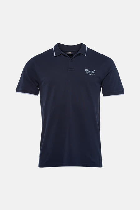 Blauwe polo van Petrol Industries met witte accenten op de kraag en mouwen, en een logo op de borst.

