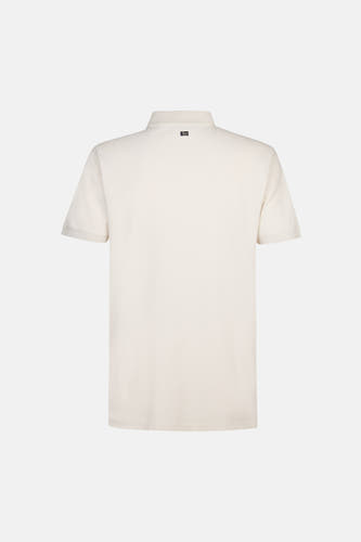 Beige poloshirt van Petrol Industries, gezien van achteren, met een kleine label op de kraag.