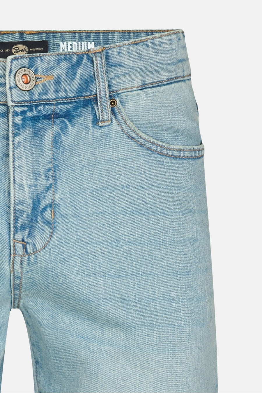Lichtblauwe jeansshort van Petrol Industries, met een klassieke tailleband en subtiele wassing.