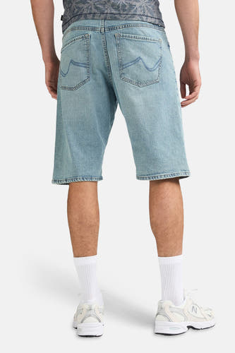 Short en jean denim bleu clair de Petrol Industries® avec poches arrière et ourlet effiloché.