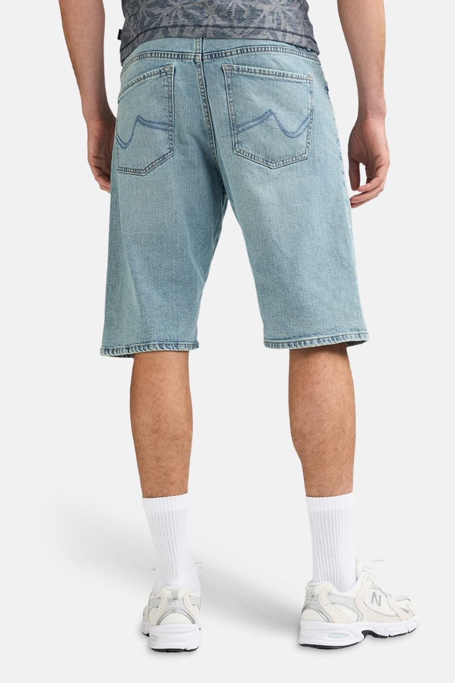 Short en jean denim bleu clair de Petrol Industries® avec poches arrière et ourlet effiloché.