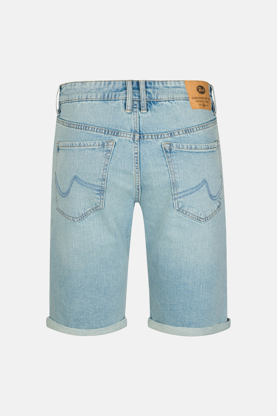 Short en jean en denim bleu clair de Petrol Industries®, avec ourlets retroussés et poches arrière avec surpiqûres décoratives.